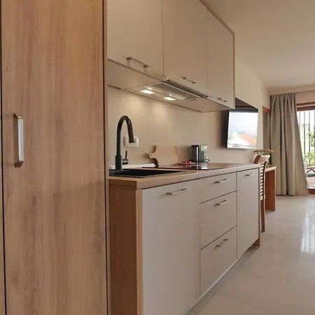 Lojena -murter Luxury דירה מורטר